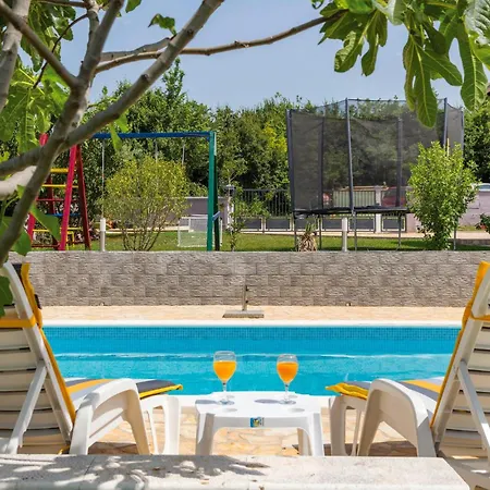 2 Bedroom Gorgeous In Holiday home