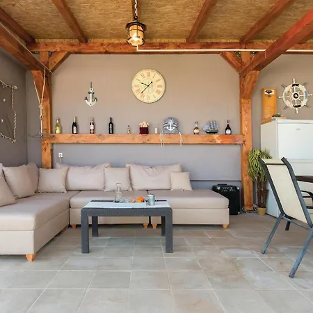 2 Bedroom Gorgeous In Holiday home *